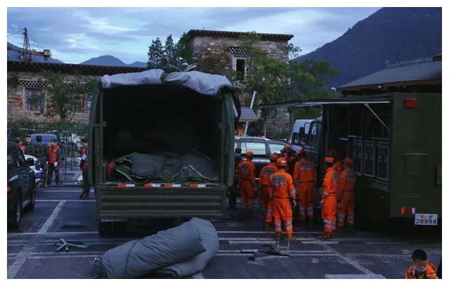 磨西古镇|地震前两个小时,她拍下了震中最美的雪山