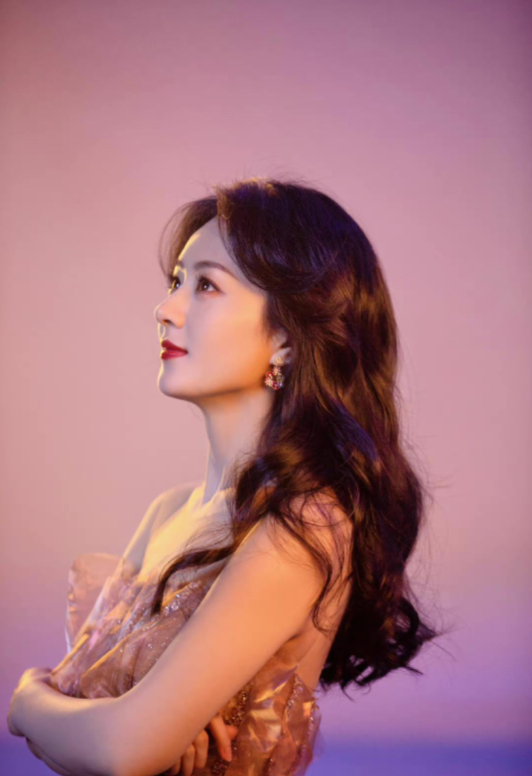 赵丽颖|赵丽颖现身春晚彩排，圈内好友点赞，曾在赵丽颖最难时给予温暖