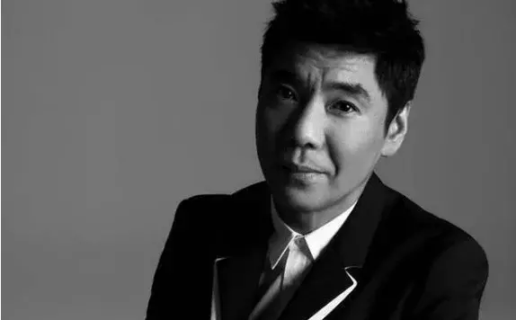 屠洪刚|屠洪刚:三妻三娃却独宠继子,母亲离世才浪子回头,如今过得如何