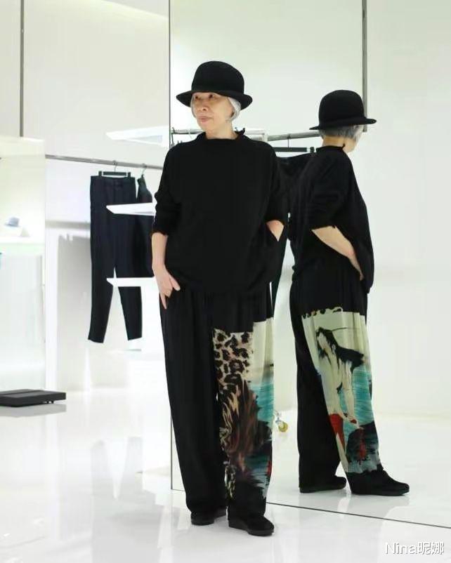 周杰伦|周杰伦妈妈真会打扮!年过花甲穿大衣戴礼帽,母子同框眼睛似烙饼