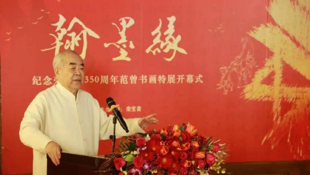 范曾|画家范曾在荣宝斋手举雪茄像火把，喝卡布奇诺用碗，硕大果盘亮眼