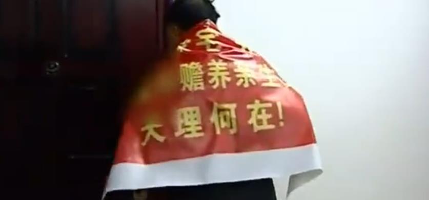 94年父亲身价百万抛妻弃子,如今儿子身价上亿,父亲拉横幅逼相认