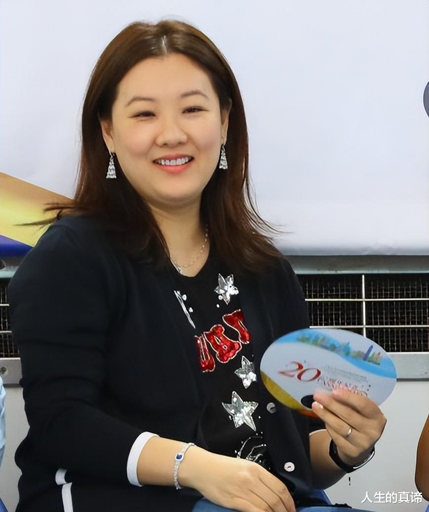 伏明霞|伏明霞:嫁给大26岁的富豪梁锦松,只为爱情,生3个孩子很幸福