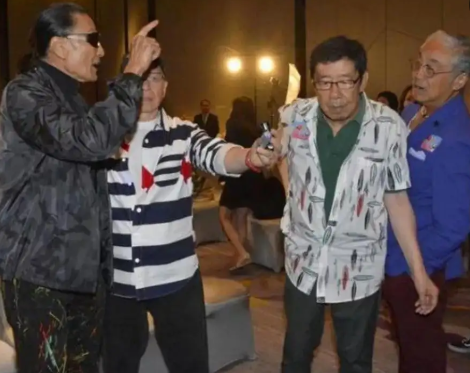 谢贤|谢贤：成龙称他是传奇，合影李小龙都靠边站，却为何独宠张柏芝？