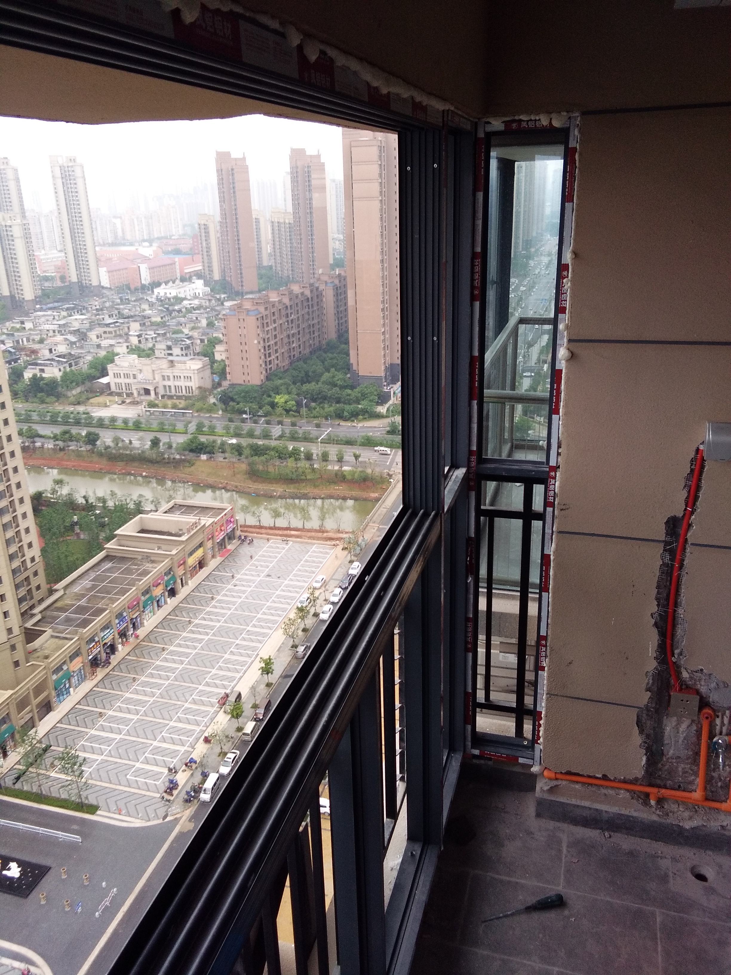 阳台的窗户用什么既能防尘又能通风?