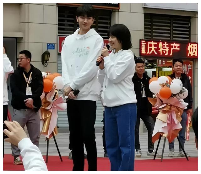 身材“配不上”脸的8位女星，个个貌若天仙，身材却一言难尽