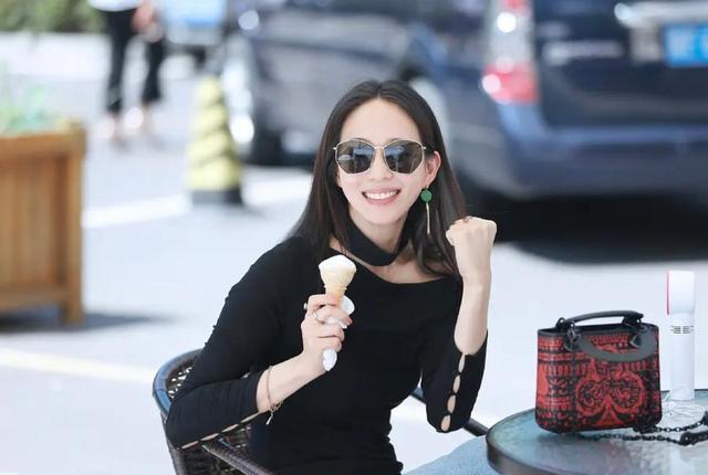 张钧甯|张钧甯“露腰工作服”上热搜，本人回应热榜话题，既耿直又喜感