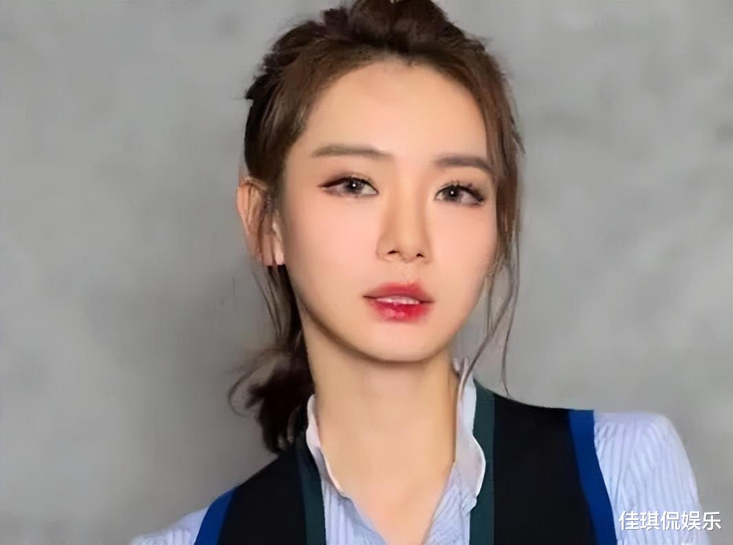 戚薇|戚薇早期出道照片流出,年轻时走清纯可爱路线,第一眼被惊艳到了