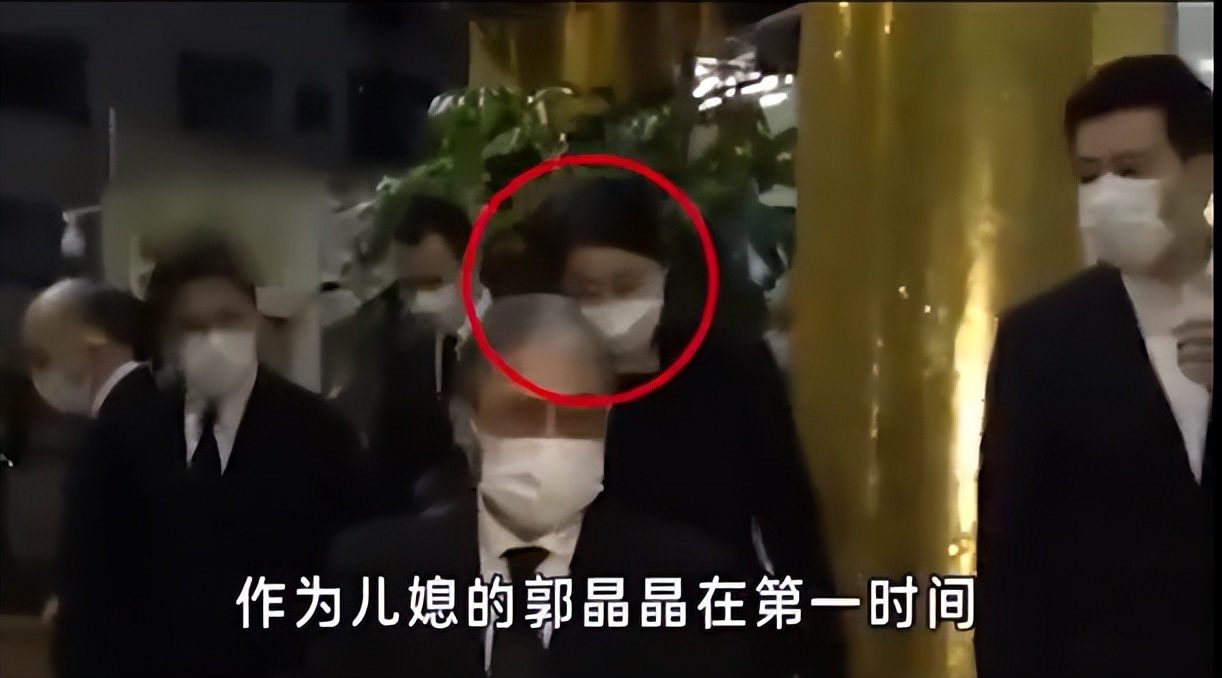 郭晶晶|郭晶晶穿5年旧衣，带2块钱皮筋受邀国庆阅兵！用眼神护住霍家家规