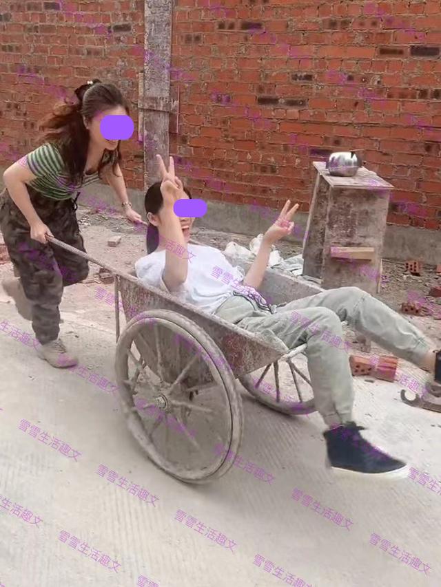 两女子去工地拿推车玩耍不帮丈夫干活,包工头:有妻如此焉能不累