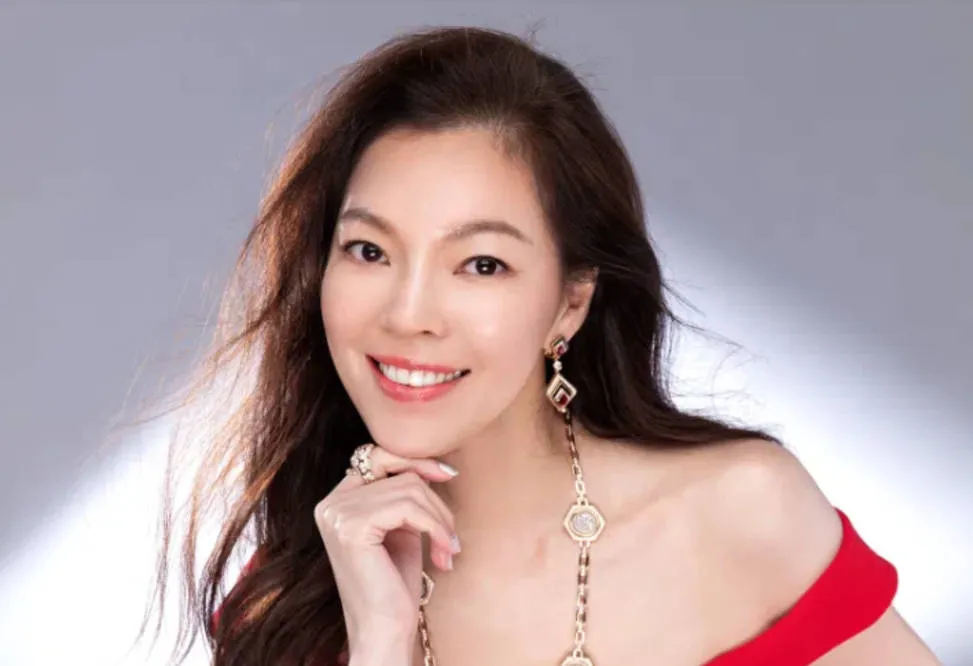 香槟|富士康老板娘罕秀恩爱,与71岁老公喝香槟庆祝结婚13年,仍想拼4胎!