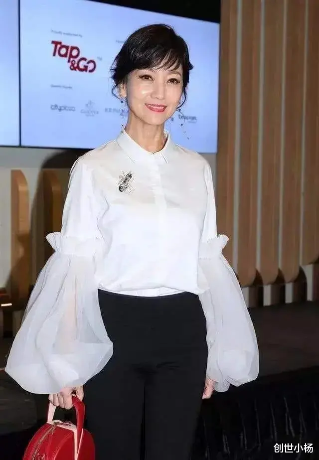 张柏芝|赵雅芝被粉丝美颜成假脸，尖下巴抢镜，67岁真实的脸才漂亮