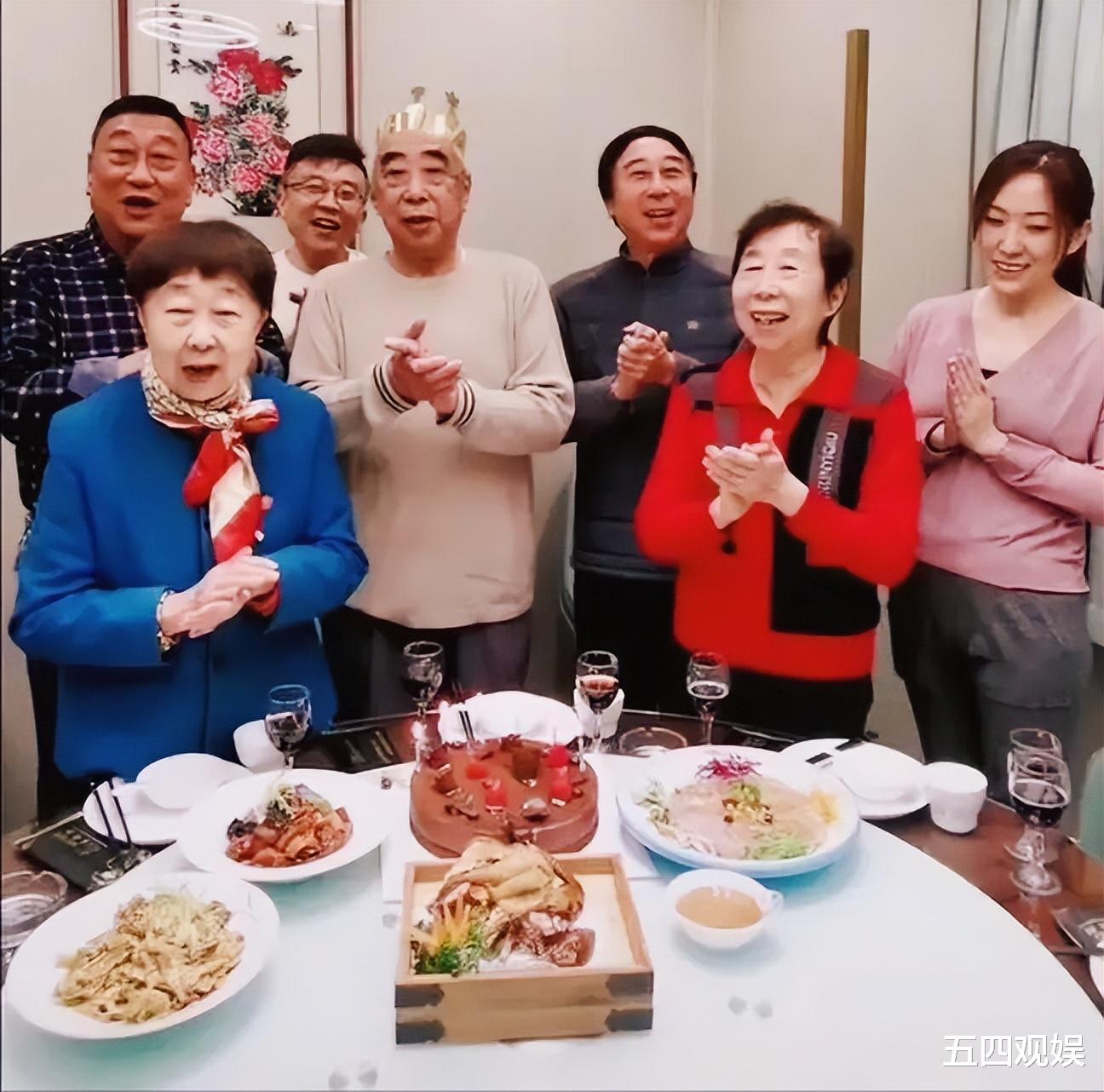 冯巩|重阳节冯巩去探望三姨，意外暴露显赫家世，网友评价：全家人共用一张脸