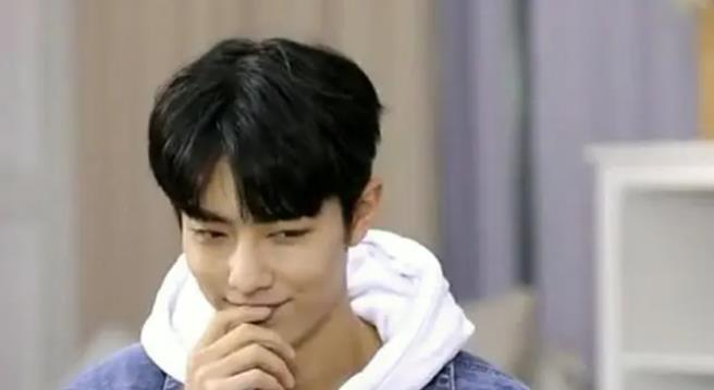 肖战|肖战发搞怪自拍让人乐疯了，粉丝却以为是假的