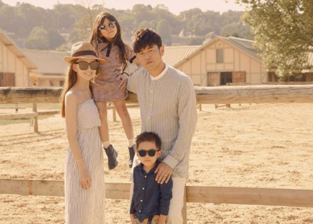 白敬亭|周杰伦晒昆凌孕照，正式官宣三胎，网友：生娃比出专辑还多