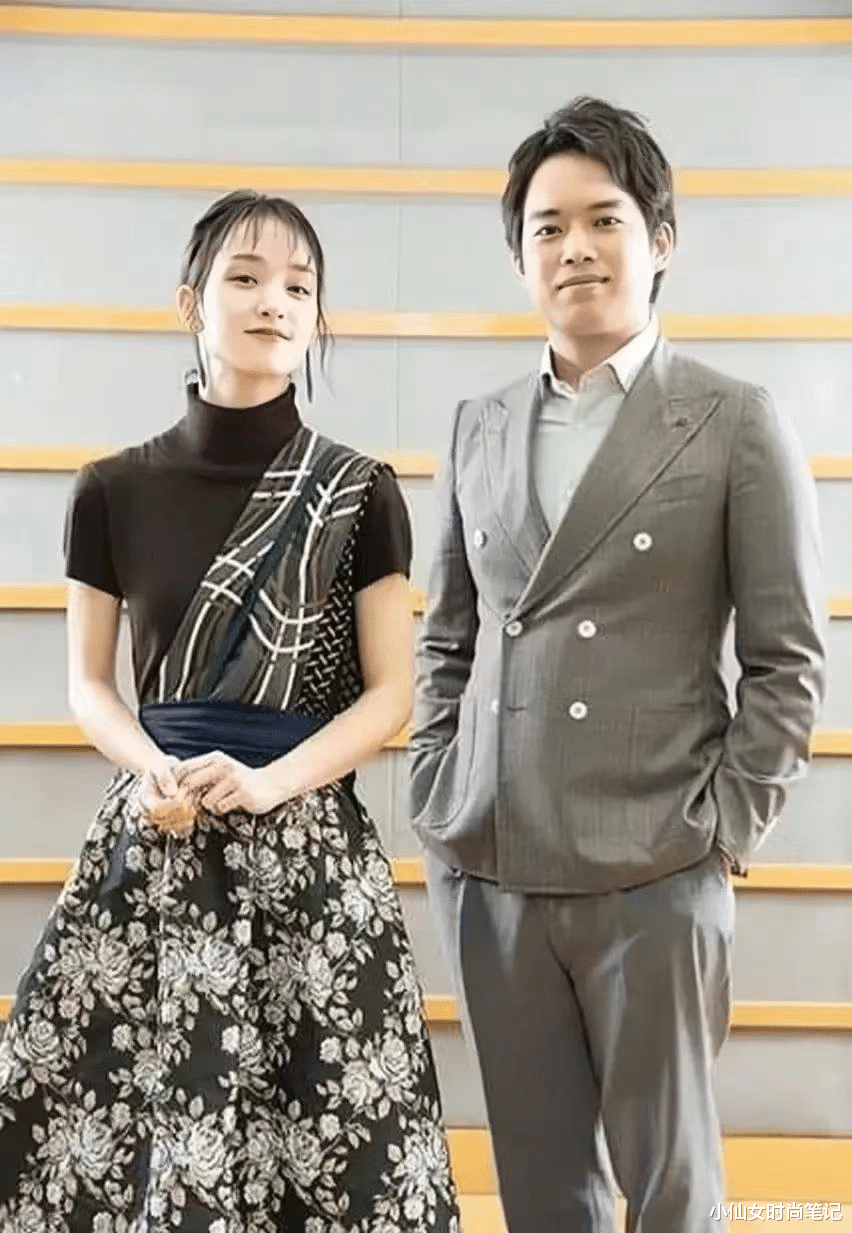 西装 三浦友和小儿子也是时髦人，穿西装配衬衫，微微发福五官遗传谁？