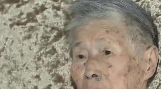 湖南52岁三婚女子啃老24年,没上一天班,94岁母亲帮她洗衣做饭