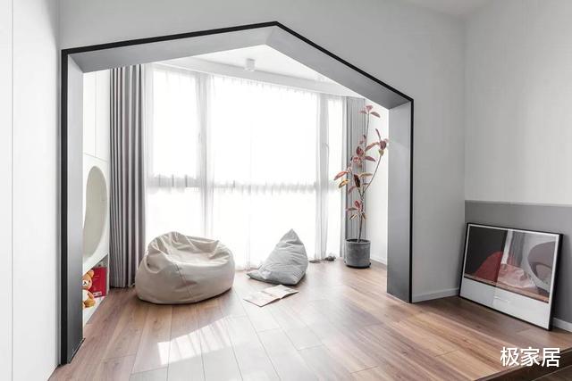 小夫妻不要客厅沙发和茶几，还在角落设计吧台区，让空间更加实用