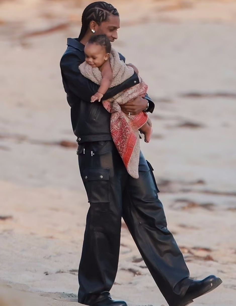 蕾哈娜|蕾哈娜儿子首次亮相！一家三口在沙滩上好温馨，黑人男友抱着宝宝