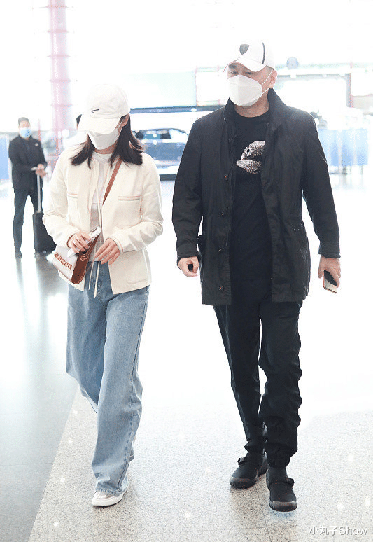 蒋勤勤|46岁蒋勤勤低调现身机场,黑眼圈暴露年龄,帮妈妈整理衣领太温馨