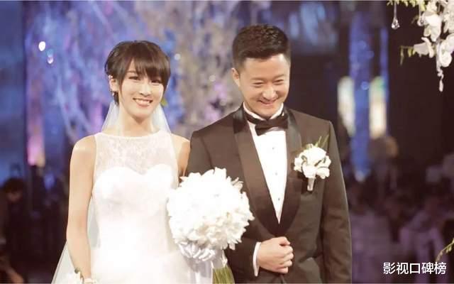 吴京|吴京在高铁上与美女合照保持距离，他其实一直都很注意界限