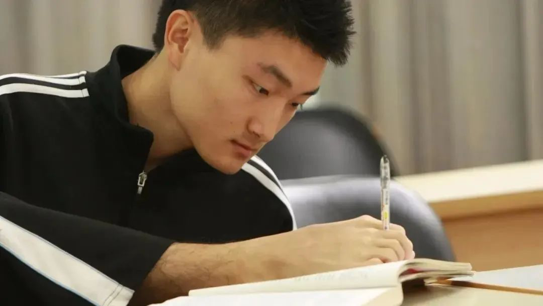 剑桥大学|6岁失去双臂，20岁高考状元，26岁考上剑桥大学硕士…他还在创造奇迹！