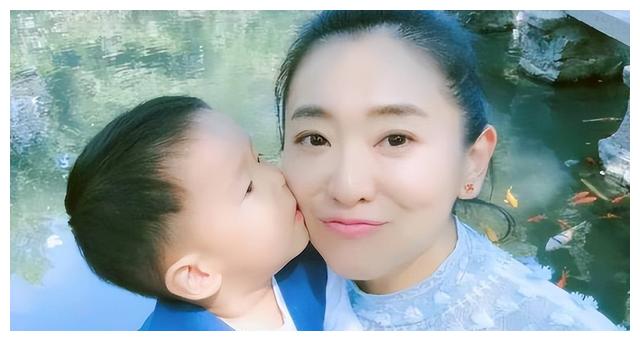 和蒋虎丁克17年的春妮，为何二婚嫁给刚强1年就生下儿子？