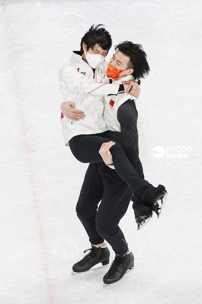 公主抱|冰面上再来一回！羽生结弦第七次被柳鑫宇公主抱，一脸娇羞太可爱