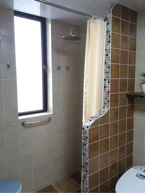 媳妇装新房,卫生间砌“半墙”,阳台成“绿森林”,被邻居赞爆了