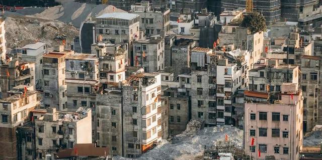 姜紫成|《风中有朵雨做的云》:披着文艺的外衣,内核是情欲与杀戮,恐怖