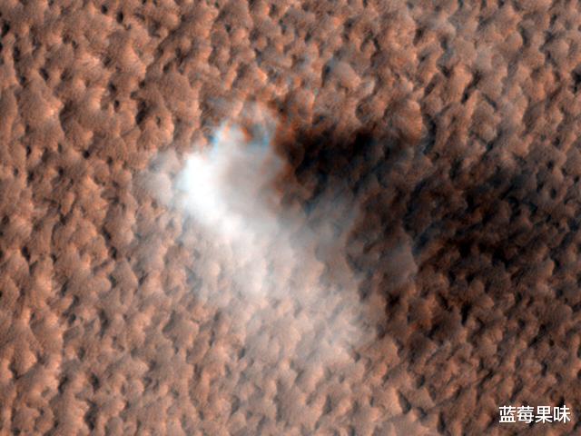 火星存在生命再添一证据,NASA拍到表面升起一股“青烟”,是啥?