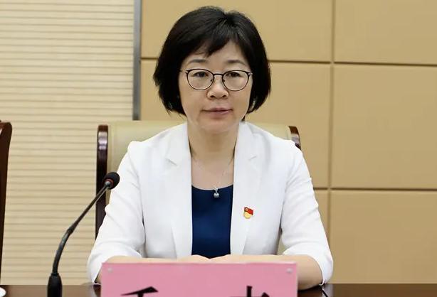 从大学老师到河南省教育厅厅长，她的履历没有多精彩，却也不平凡