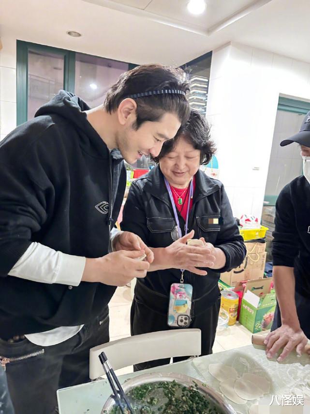 黄晓明|黄晓明冬至和爸妈一起包饺子，5岁小海绵帮忙擀皮，可爱又能干