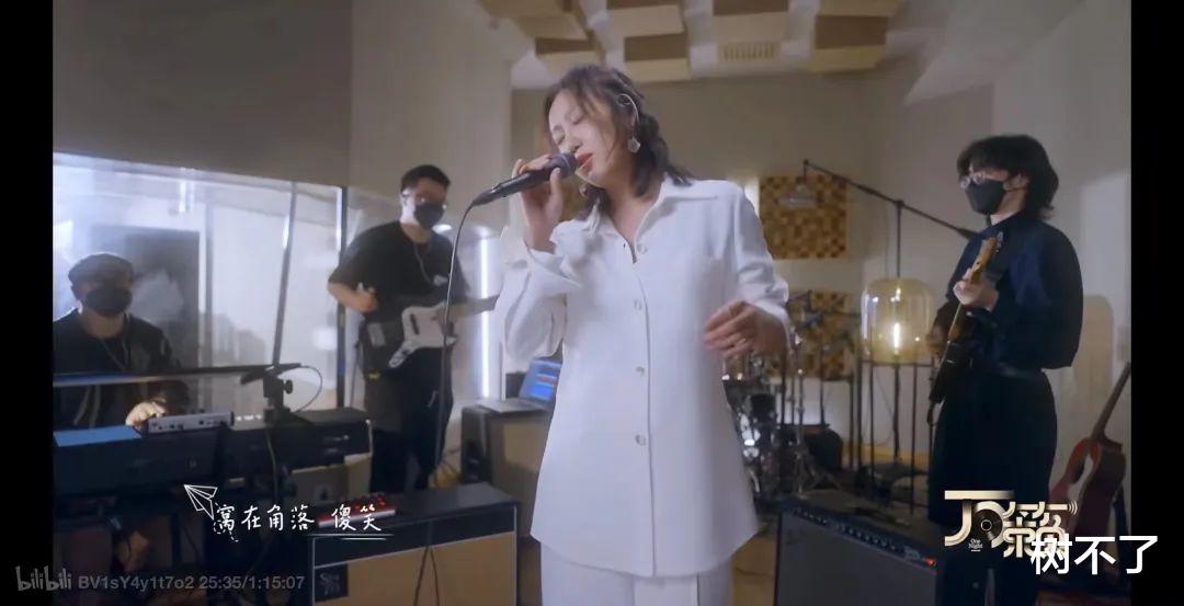 演唱会|娱乐圈越无聊,她直播间里的人就越多