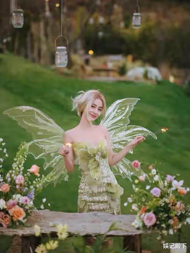 Angelababy|杨颖生日宴太唯美，五彩灯光背景似梦幻国度，像丛林精灵一样！