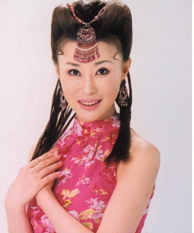 “民歌皇后”祖海：连续9年登上春晚45岁仍单身，婚姻观被指矫情