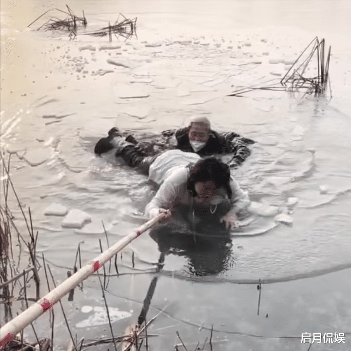 姑娘不顾生理期跳进冰湖救人 网友:妈妈心疼却没阻止