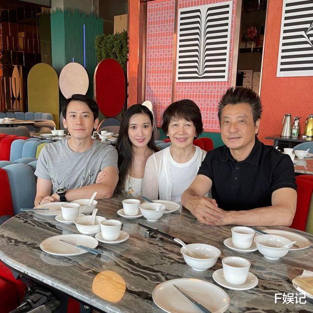 石修|前TVB艺人陈宇琛晒全家福宣布妻子怀孕 父亲石修期待当爷爷