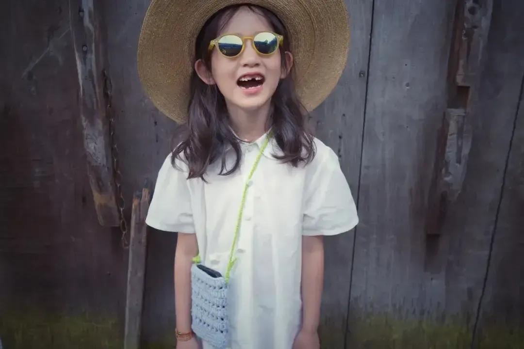 孙怡|孙莉晒钩织小包包，多妹当模特逐渐放飞自我，古灵精怪模样太可爱