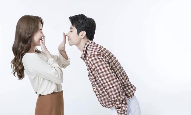 纪实:男子在电梯口遭女子强吻,高举双手不敢反抗,闺蜜笑着看戏