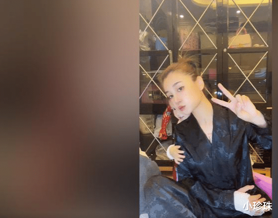 唐菀|曹云金前任穿睡衣拍视频！胸部刺青引人注目，木柜中堆满豪华包包