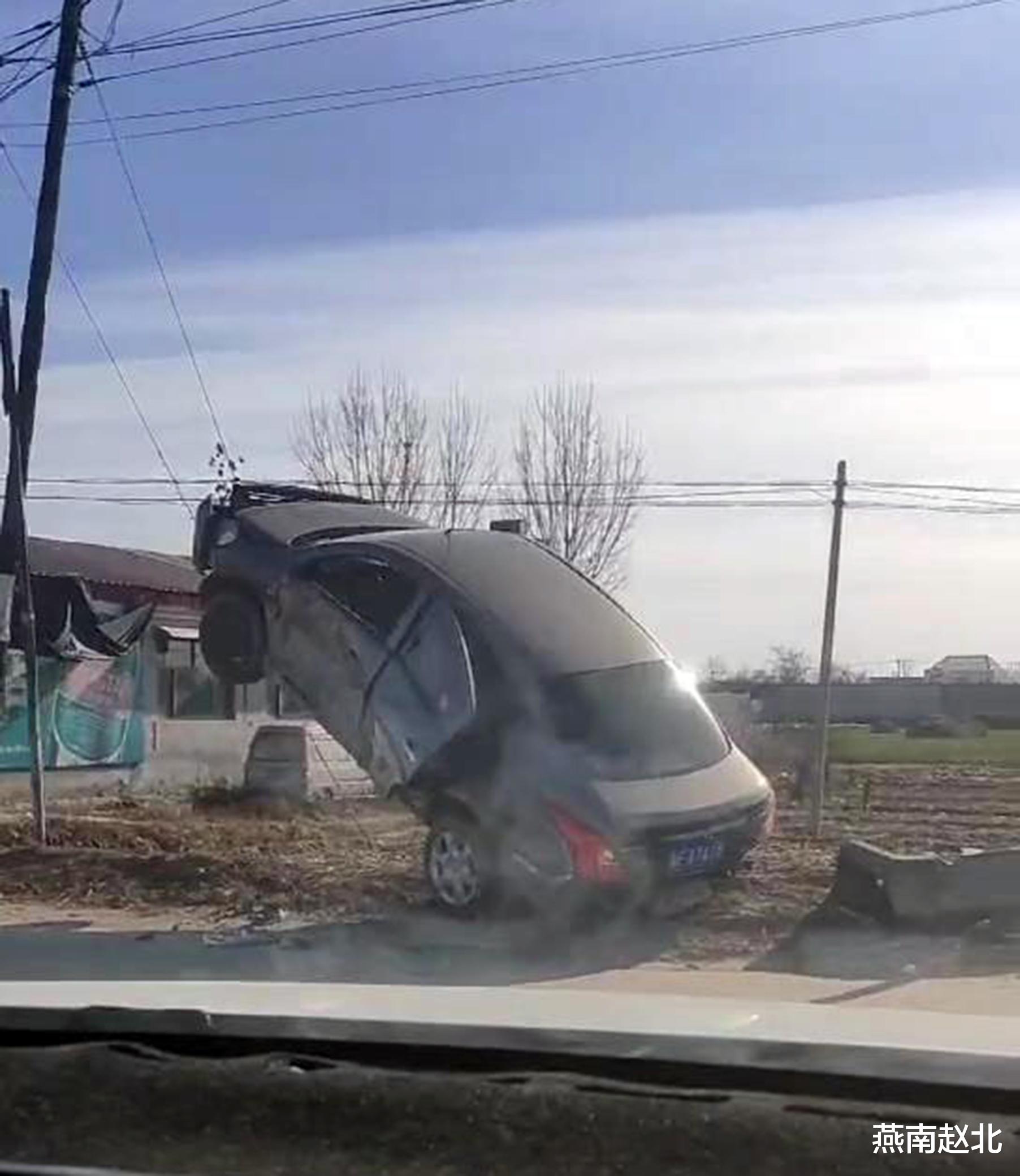 保定一辆救护车突然撞入门店,之前还逆行撞了多辆车