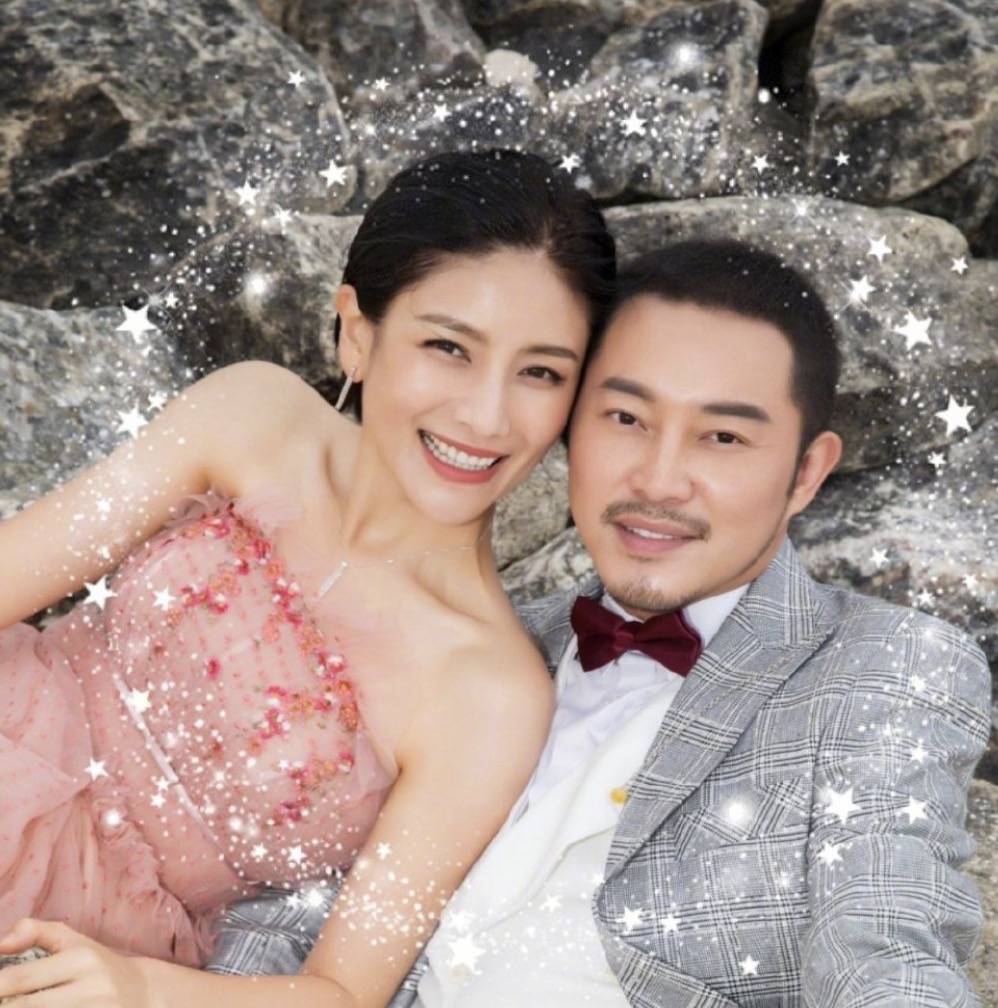 沙溢|胡可晒与沙溢十年前后结婚证对比照，网友调侃“白展堂变李大嘴”