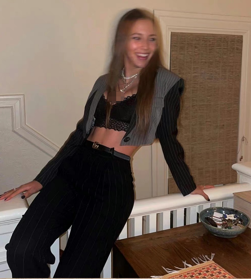 光芒 谷爱凌最新大片曝光!银色眼影配大红唇变欧美辣妹,穿挂脖裙超美