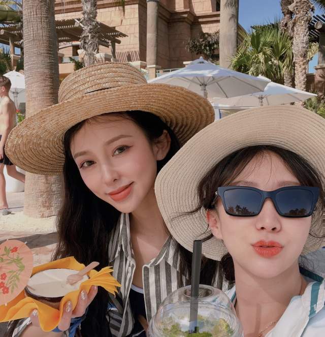 佟丽娅|佟丽娅与富婆同游迪拜,变网红脸表情僵硬,住豪华酒店一晚超10万