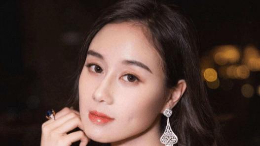 何超欣|何超欣23岁当首席，发言念稿磕巴被疑学历掺水，撞脸智利身世存疑