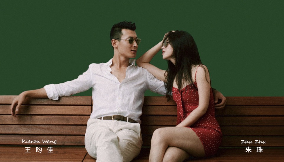 朱珠|朱珠一家三口过元宵,女儿发型像徐志胜,假装打电话流露大佬气质