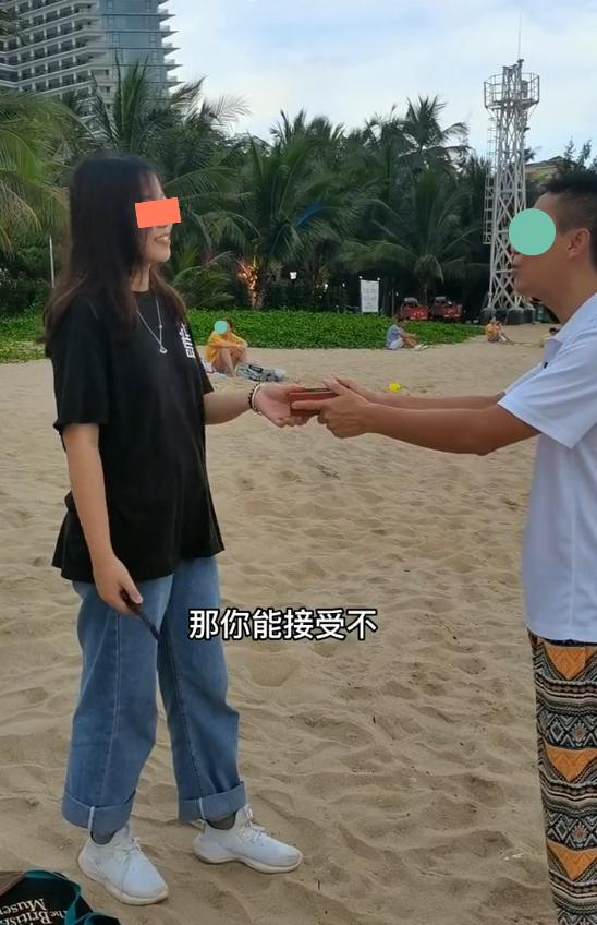 男子给陌生女子送礼物,女子收下礼物后表示:我男友在家等我呢