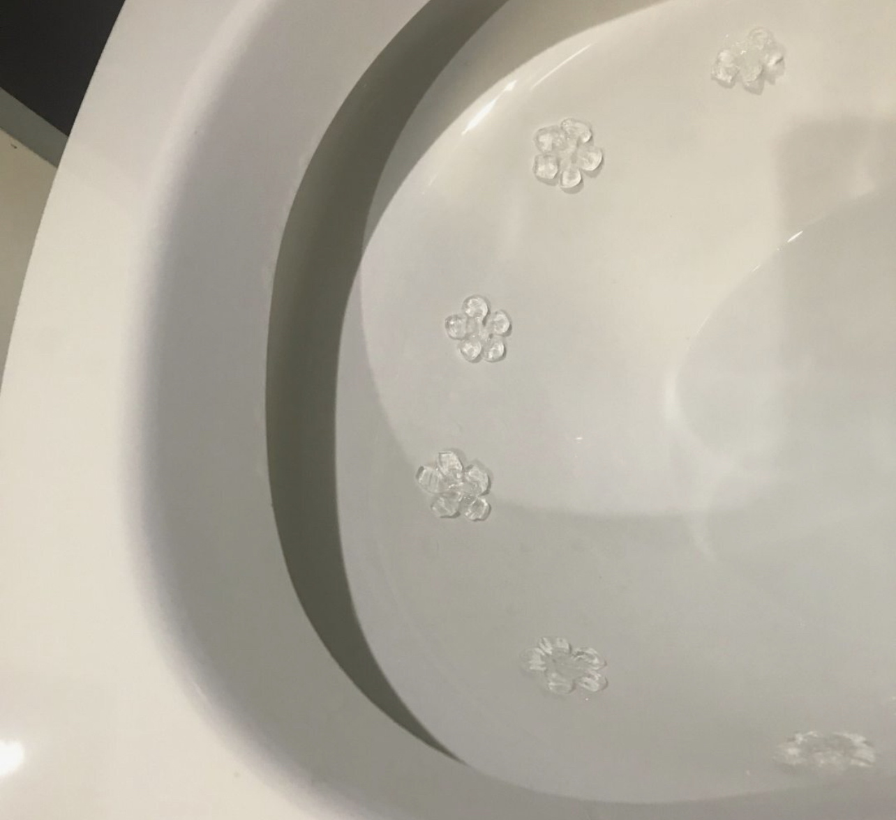 卫生间没窗户,臭味散不掉?不妨试试这么做,厕所干净无异味