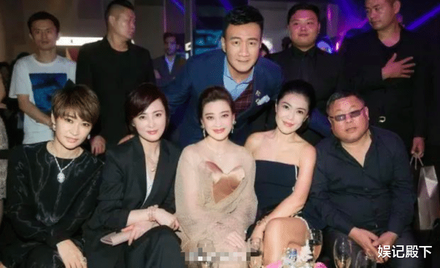 唐艺昕|娱乐圈的合影定律：拍照不找梅婷，因为至今没人赢过！